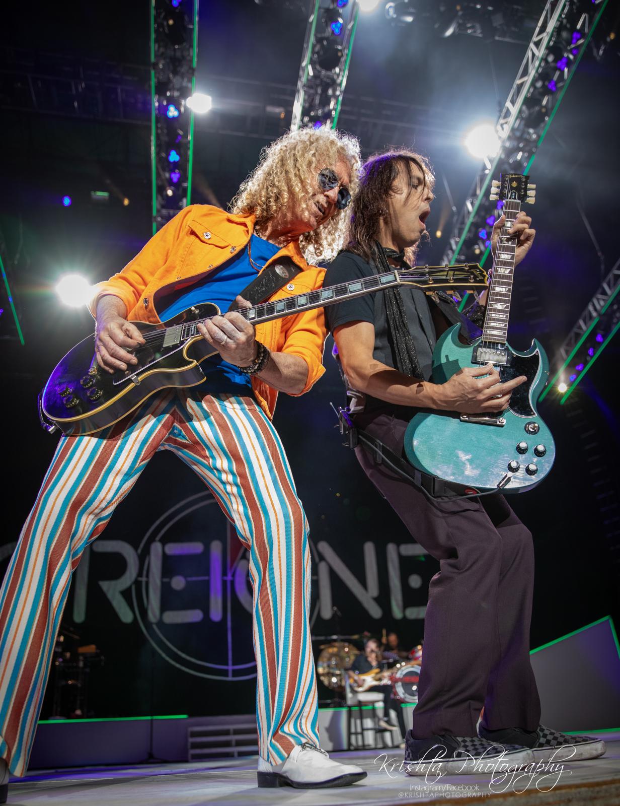 foreigner recreate "urgent" in spanish