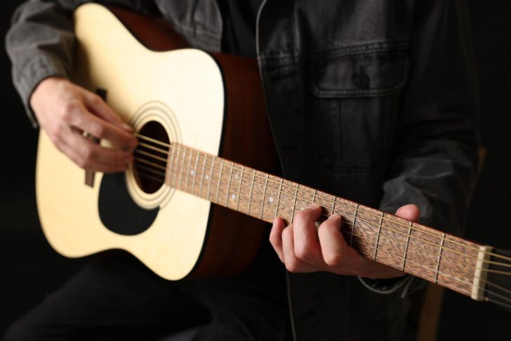 Learning Guitar: Essential Tips for Beginners to Play with Confidence