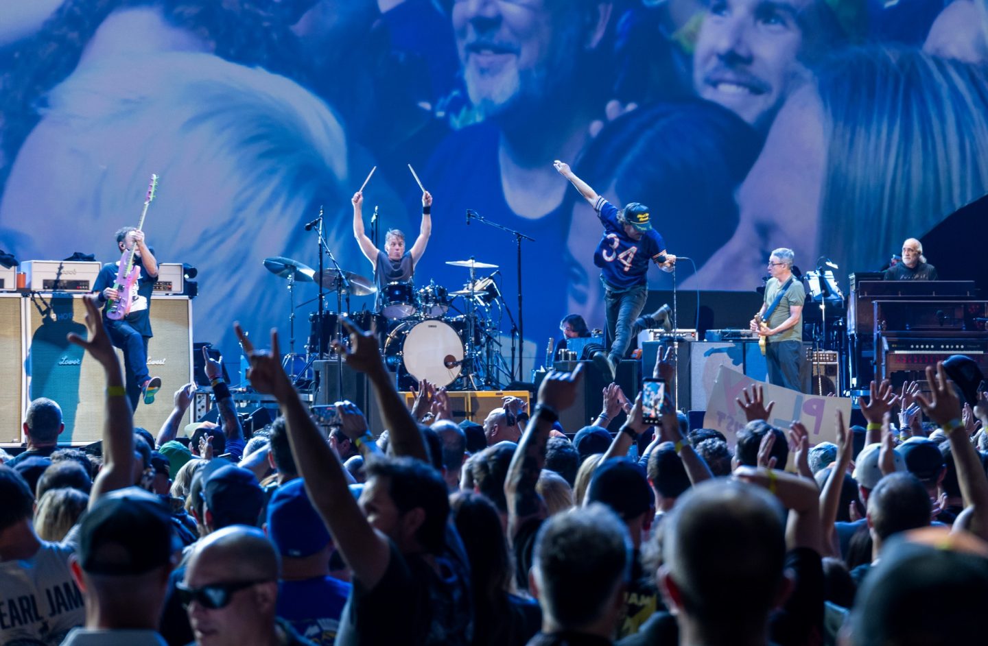 pearl jam joined by peter frampton in music city